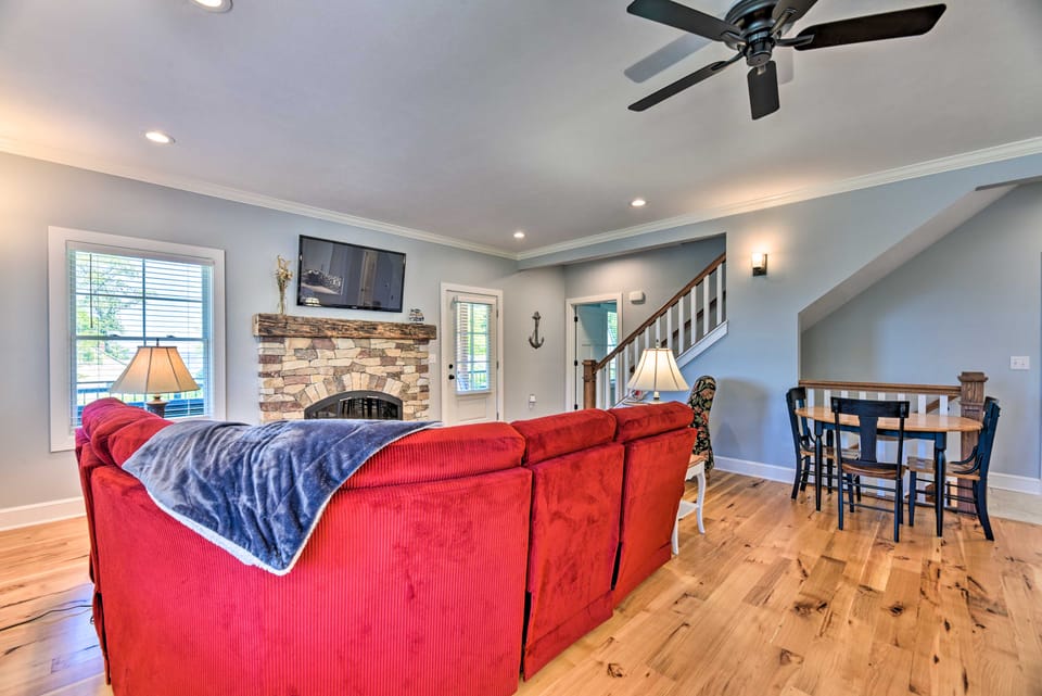 Charming Lake Erie Getaway: Walk to Beach! House in Lake Erie