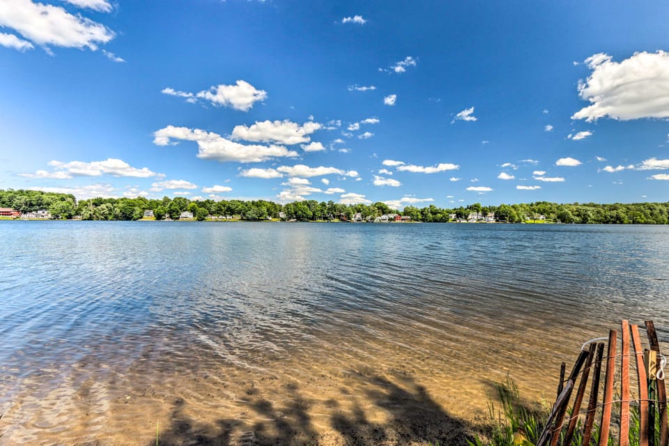 Walk to Lake: Middlefield Home w/ Fire Pit House in Wallingford