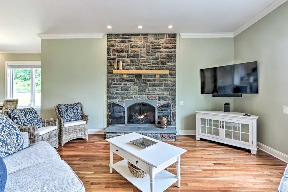 Walk to Lake: Middlefield Home w/ Fire Pit House in Wallingford