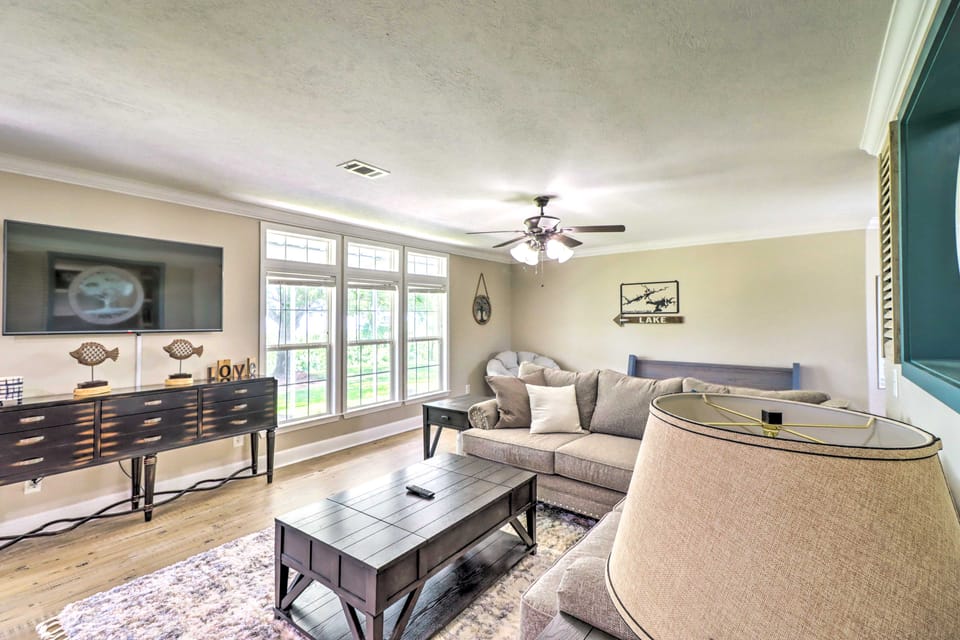 Lakeview Edgemont Escape w/ Fire Pit + Grill! House in Greers Ferry Lake