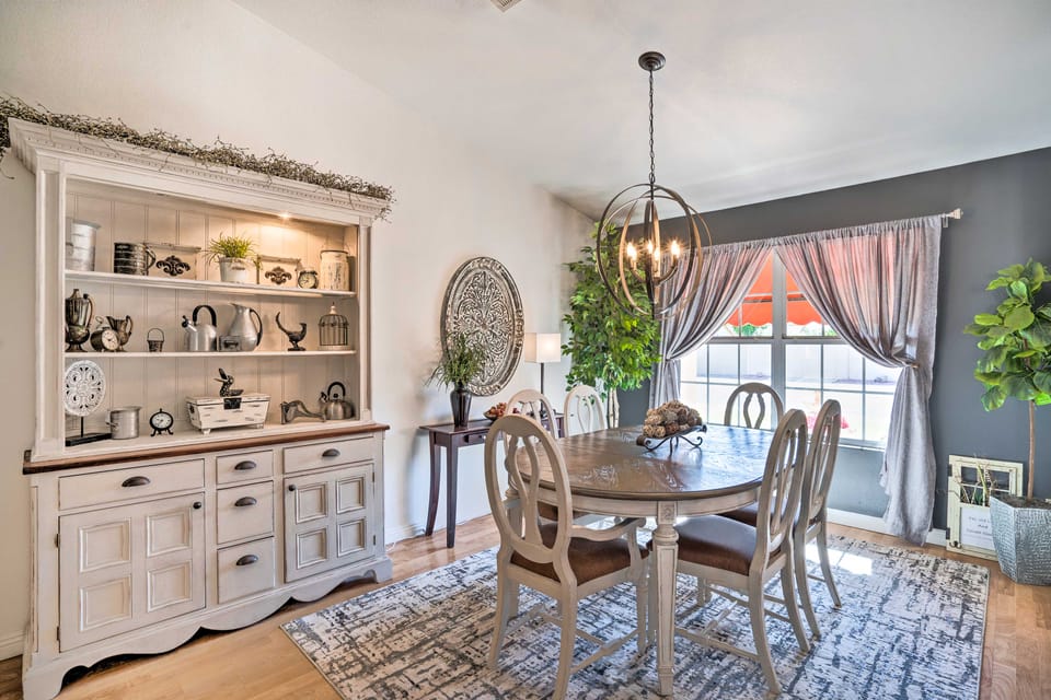 Pool, Putting Green, Fire Pit: Elegant Peoria Home House in Glendale