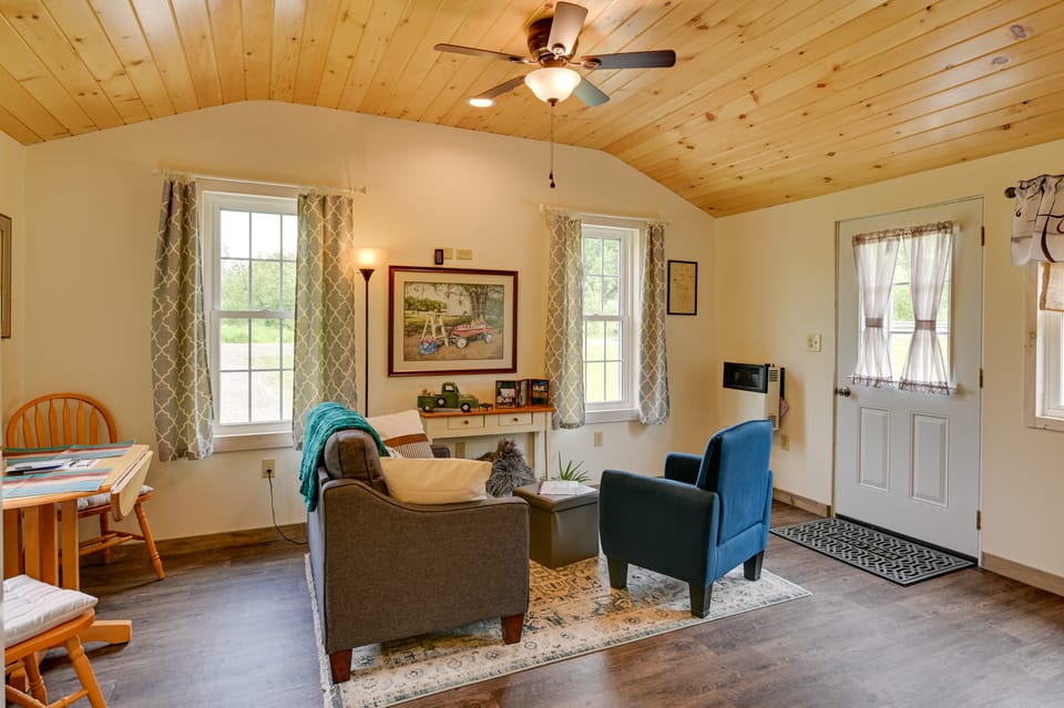 Quiet Country Escape: Fire Pit, Fish On-Site! House in New York