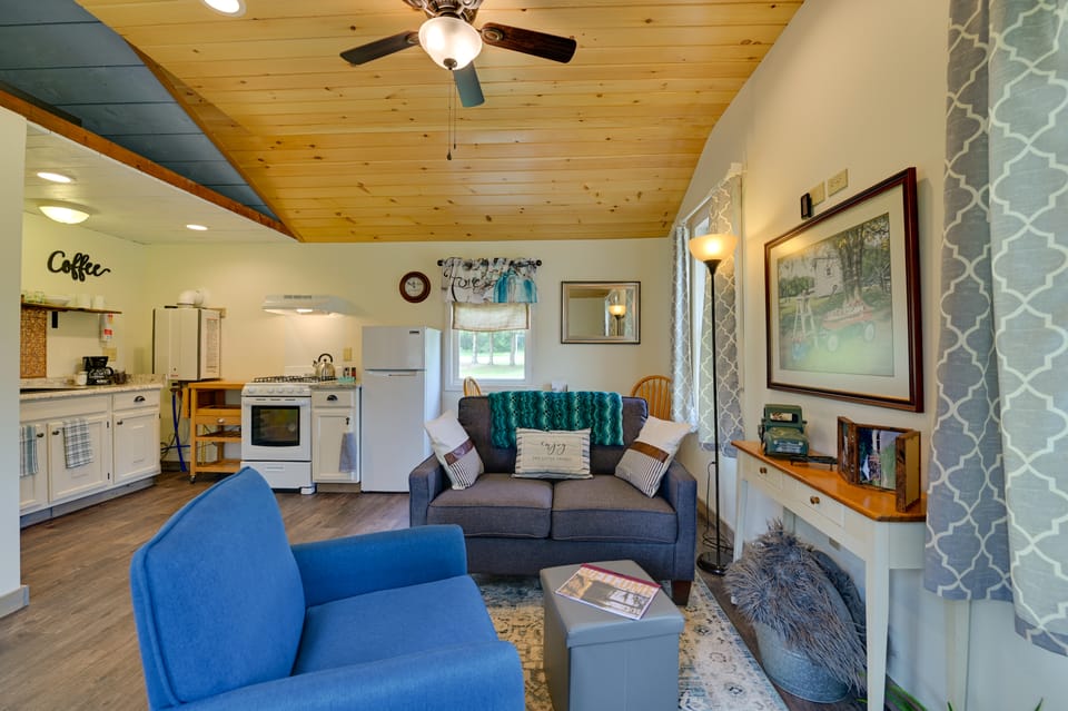 Quiet Country Escape: Fire Pit, Fish On-Site! House in New York