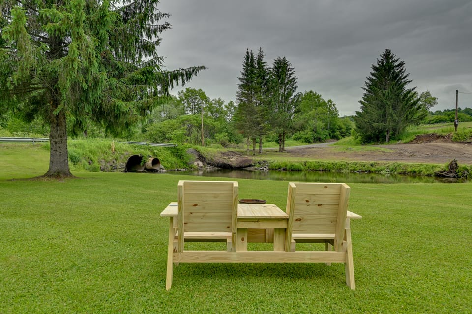 Quiet Country Escape: Fire Pit, Fish On-Site! House in New York