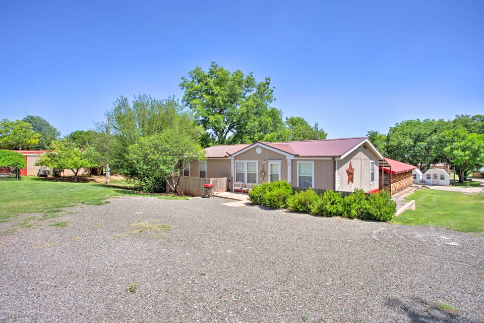 Spacious House ~ 1 Mi to Lake & Boat Ramp! House in Oklahoma
