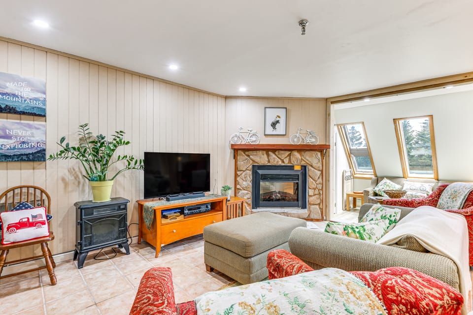 Walk to Slopes: Snowshoe Condo w/ Sunroom Apartment in Snowshoe