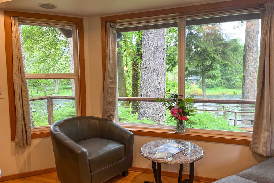 The River House' w/ Deck, on McKenzie River! House in McKenzie River