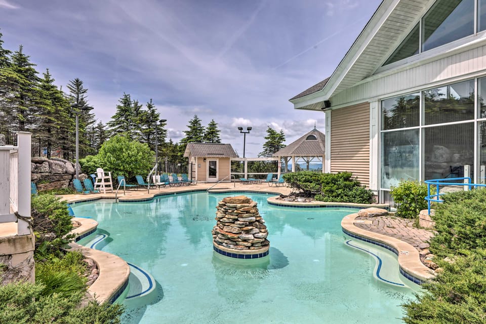 Snowshoe Condo w/ Mtn Views, Walk to Ski Lift Apartment in Snowshoe