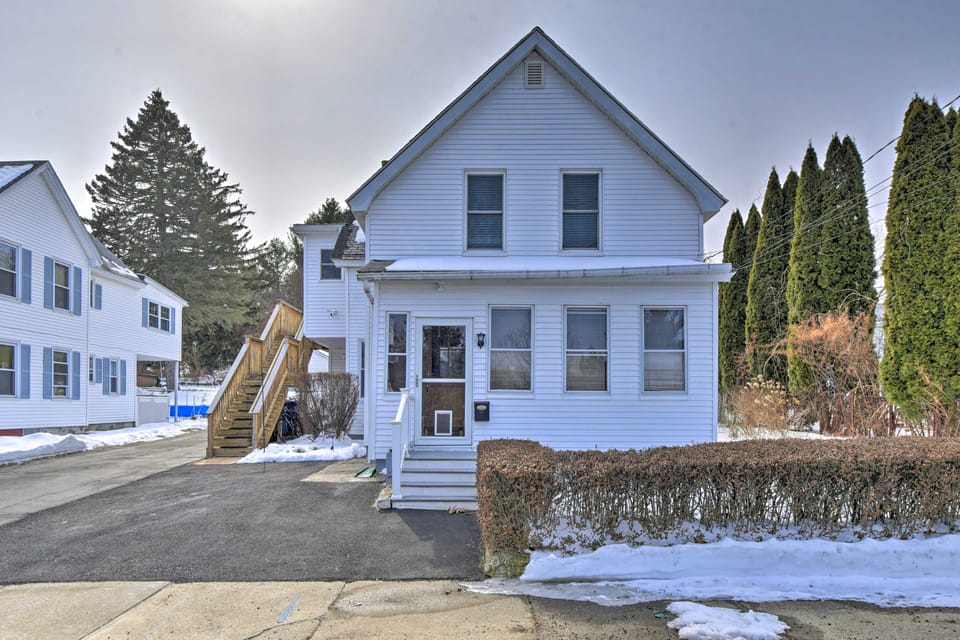 Cozy Getaway - 10 Miles to Mount Wachusett Skiing! Apartment in Leominster