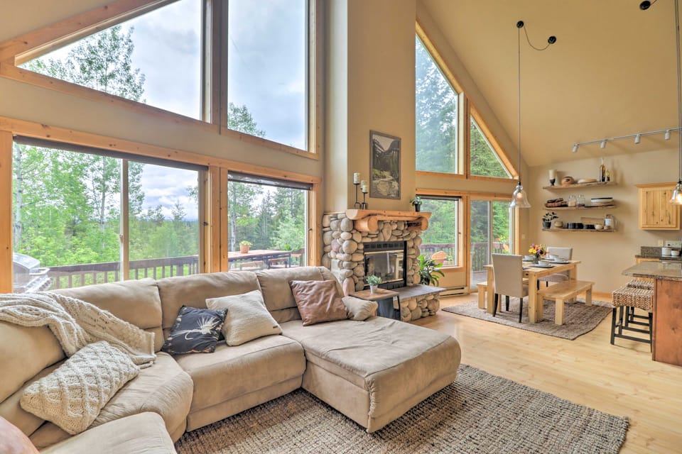 Quiet + Elegant Whitefish Home w/ Hot Tub House in Idaho