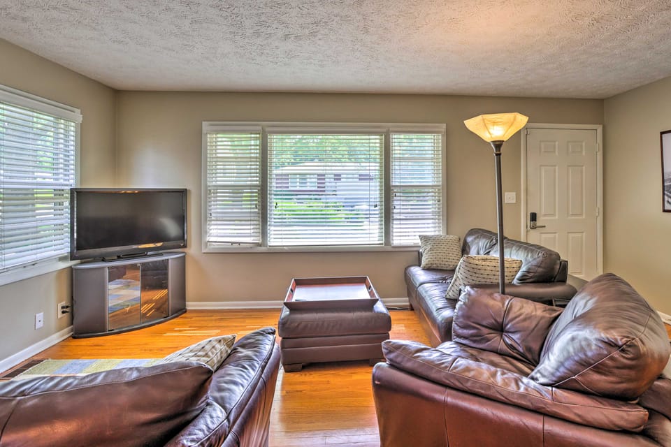 6 Mi to Old Market: Home w/ BBQ-Ready Patio! House in Omaha