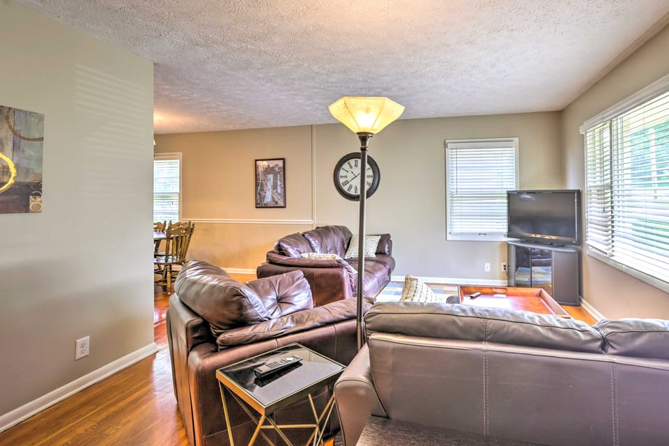 6 Mi to Old Market: Home w/ BBQ-Ready Patio! House in Omaha