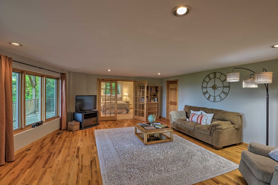 Black Mountain Gem w/ Inviting Deck & Scenic Views House in Buncombe County