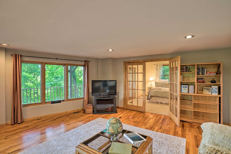 Black Mountain Gem w/ Inviting Deck & Scenic Views House in Buncombe County