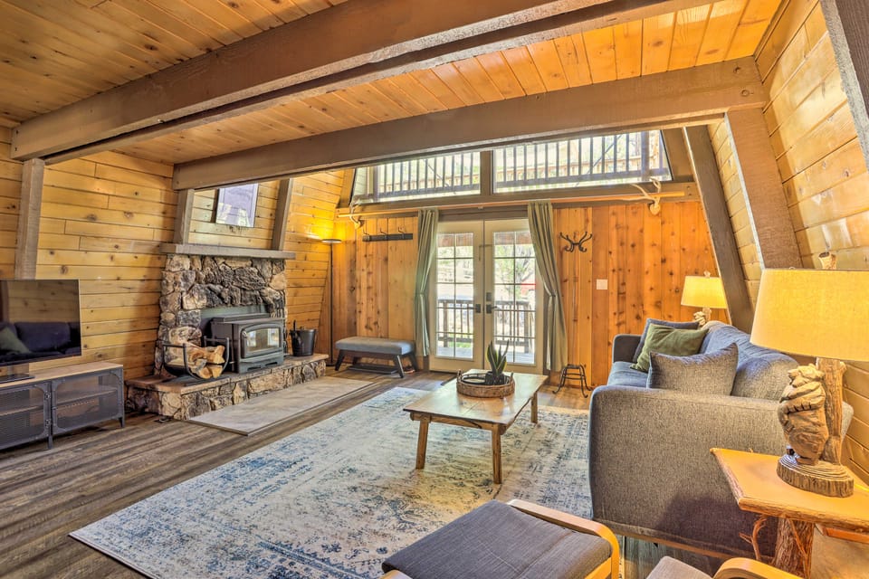 Pet-Friendly Cottage, Walk From Big Bear Village! Cottage in Big Bear