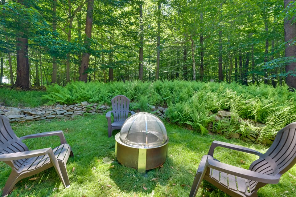 'Sweetfern' Gouldsboro Cabin: Deck + Lake Access House in Pocono Mountains
