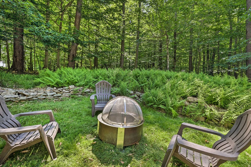 'Sweetfern' Gouldsboro Cabin: Deck + Lake Access House in Pocono Mountains