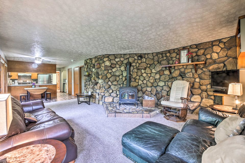 'Mimi’s Place' ~ Ohio Countryside Duplex w/ Deck Apartment in Ohio