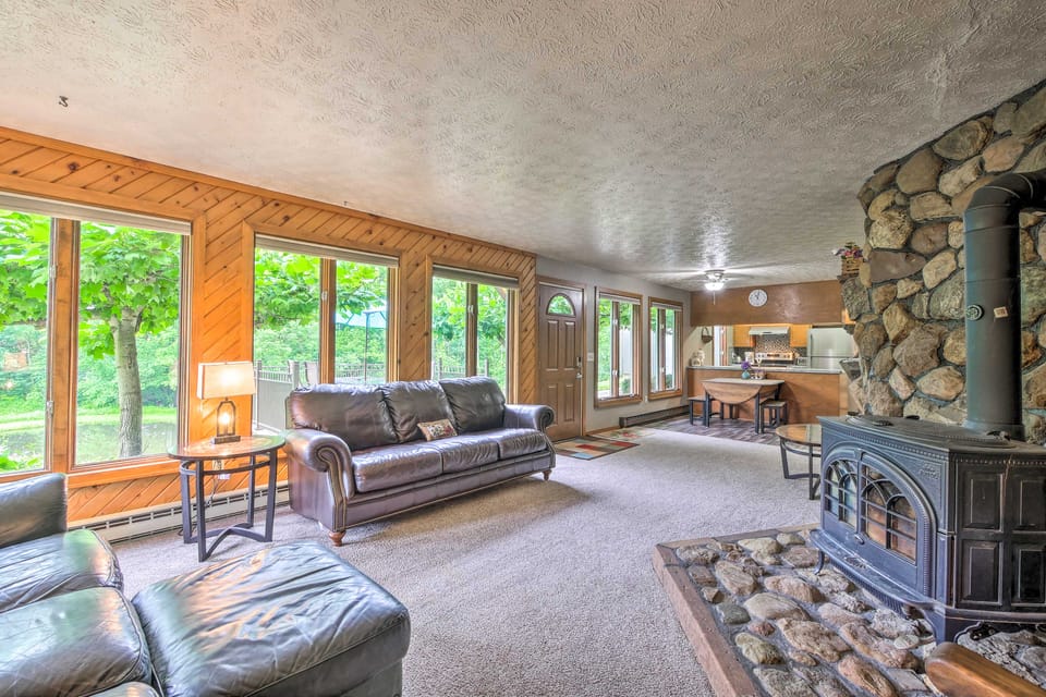 'Mimi’s Place' ~ Ohio Countryside Duplex w/ Deck Apartment in Ohio