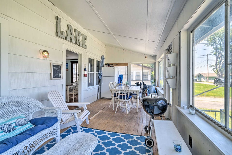 Hilton Lake Getaway w/ Over-the-Water Deck! House in New York