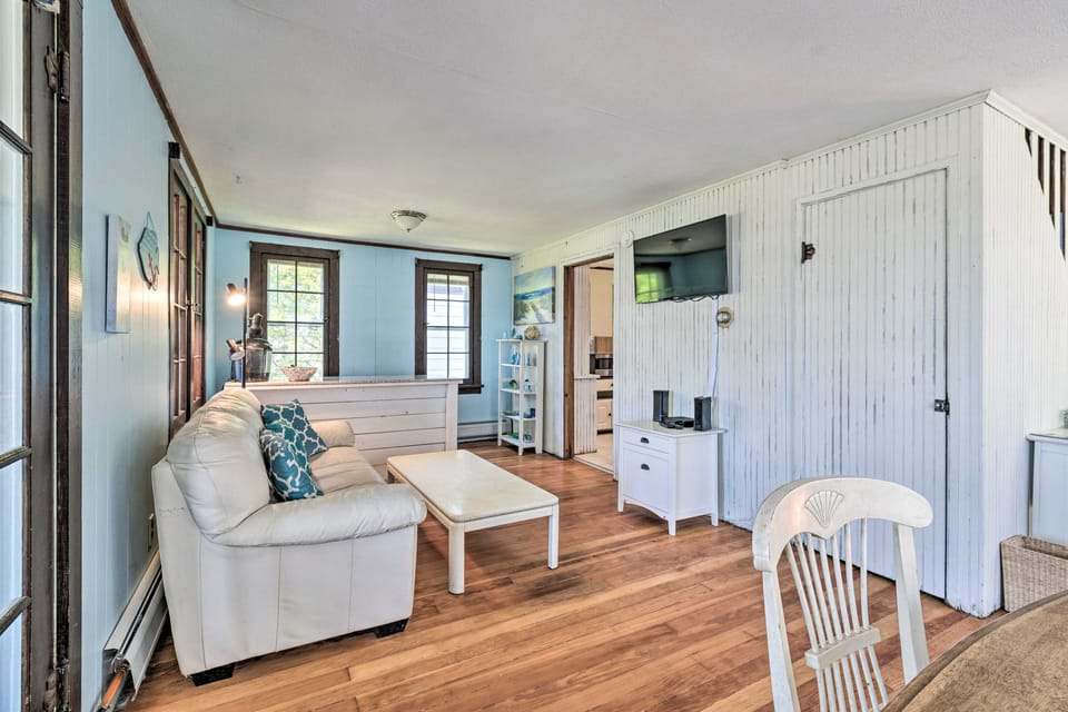 Hilton Lake Getaway w/ Over-the-Water Deck! House in New York