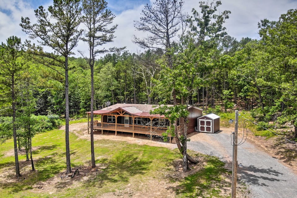 Updated Tuskahoma Cabin w/ Fire Pit & Deck! House in Oklahoma
