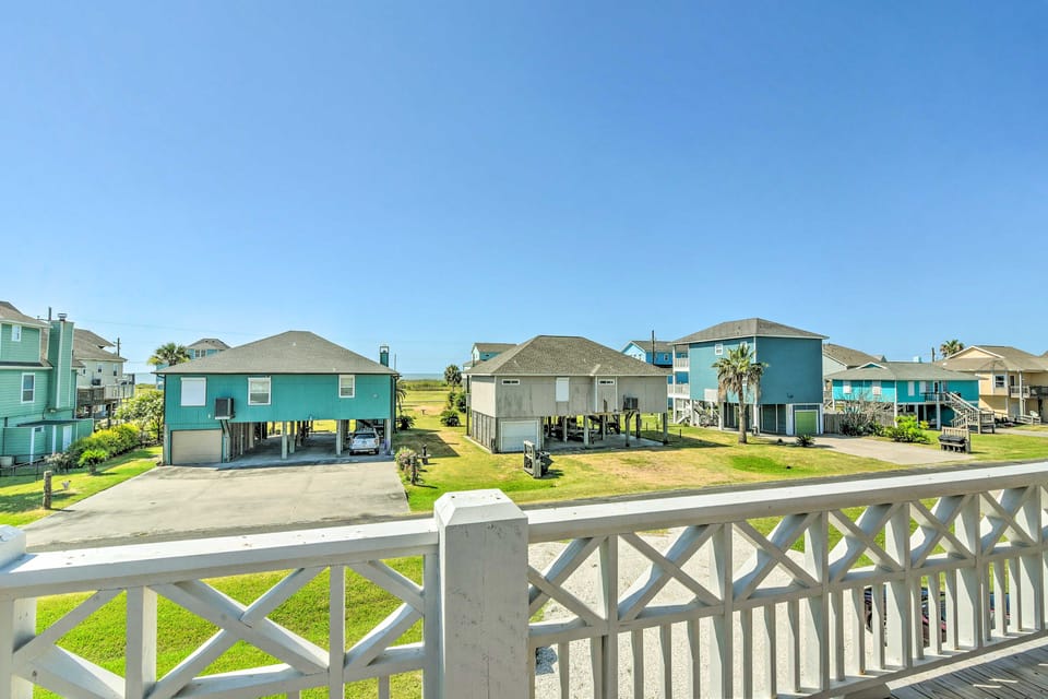 Ocean-View Deck, Walk to Shore: Crystal Beach Gem! House in Bolivar Peninsula