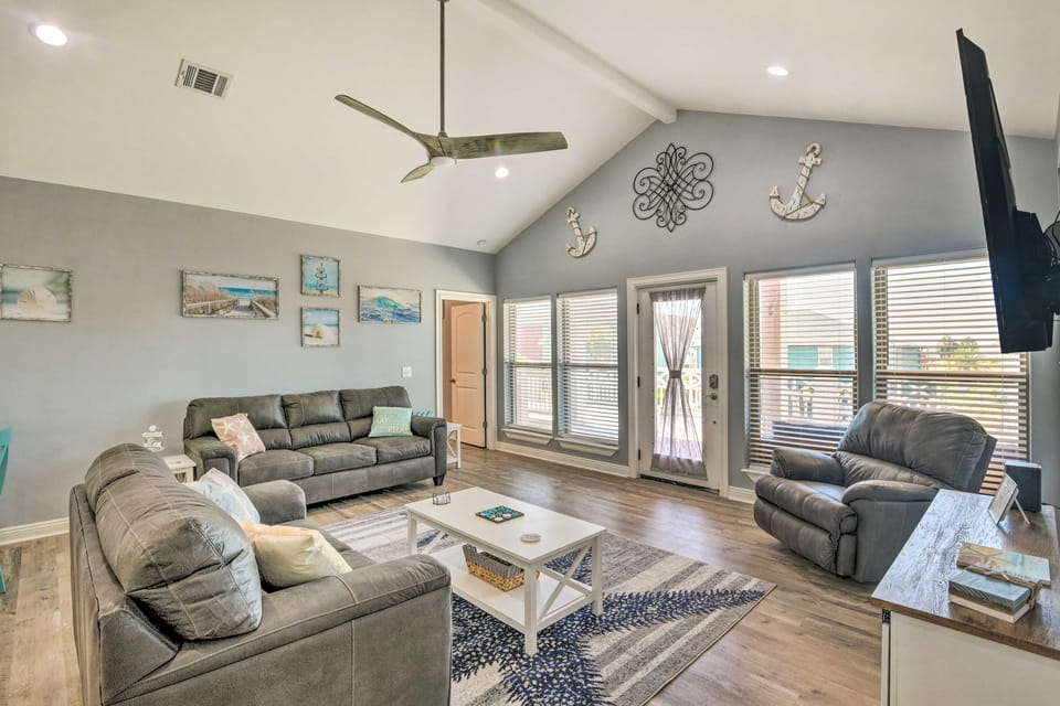 Ocean-View Deck, Walk to Shore: Crystal Beach Gem! House in Bolivar Peninsula