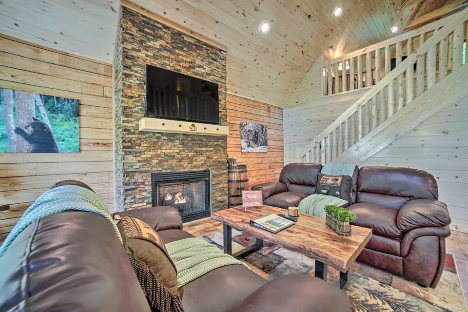 Hot Tub, Pool Access & Fire Pit: Gatlinburg Cabin House in Pittman Center