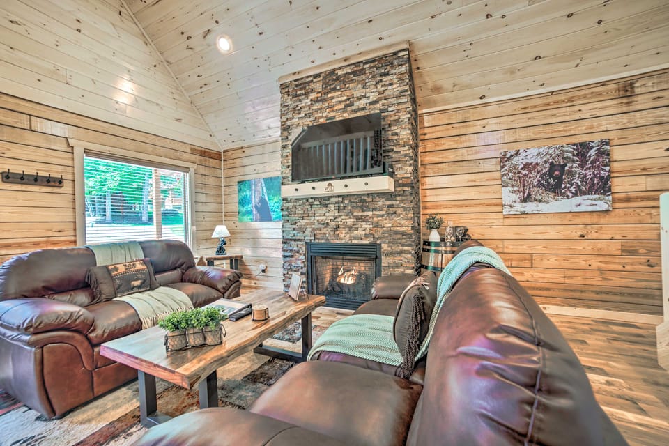 Hot Tub, Pool Access & Fire Pit: Gatlinburg Cabin House in Pittman Center