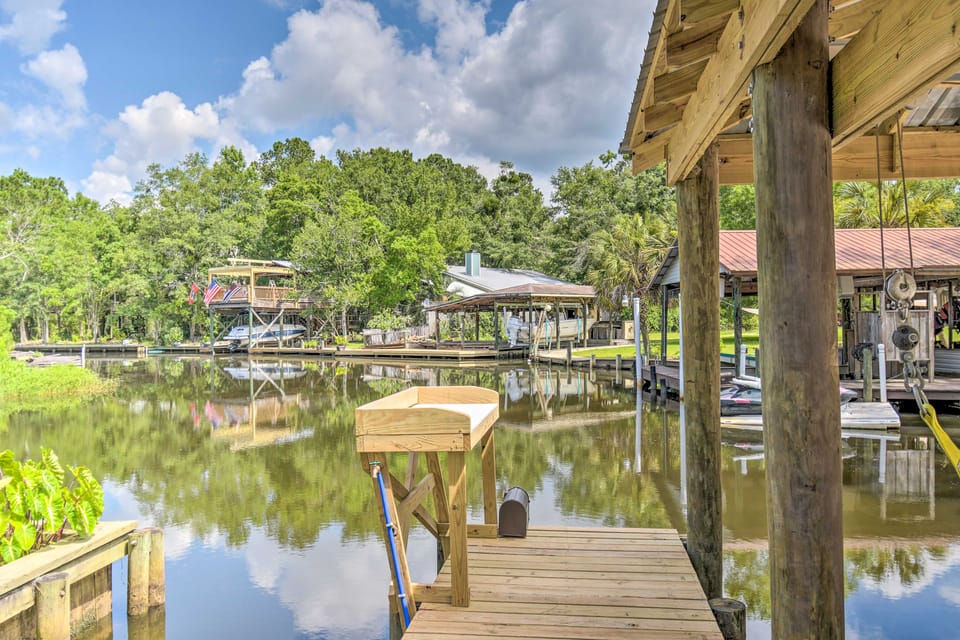 Riverside New Magnolia Springs Home w/ Dock, Beach Cottage in Alabama