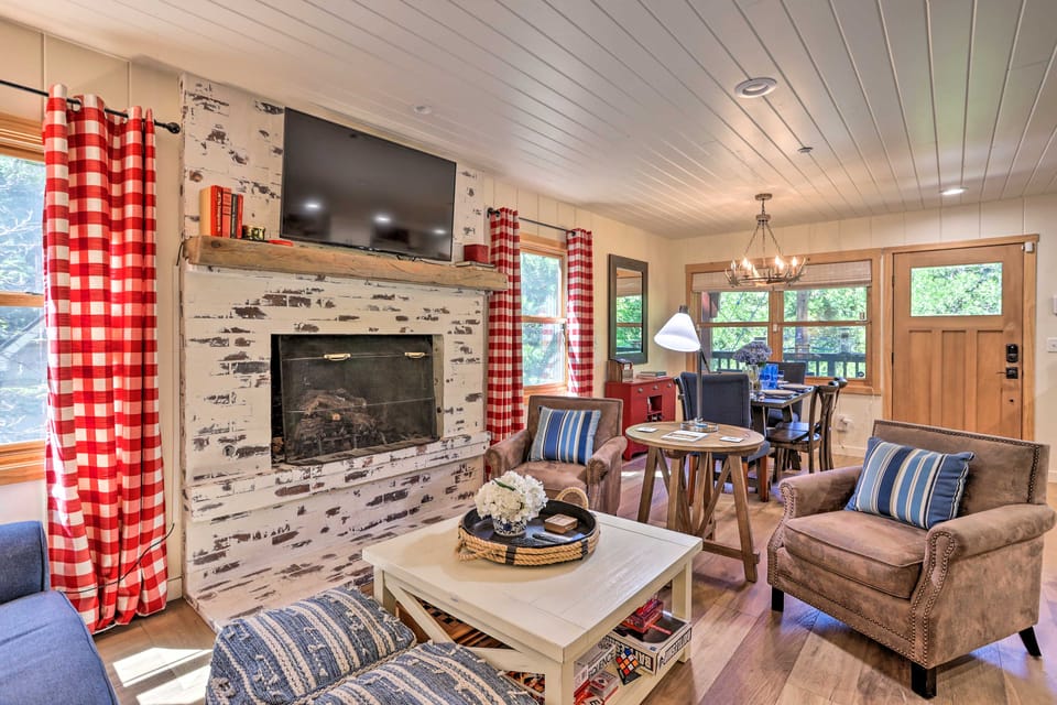 Steps to Lake: Cabin w/ Deck in Lake Arrowhead House in Lake Arrowhead