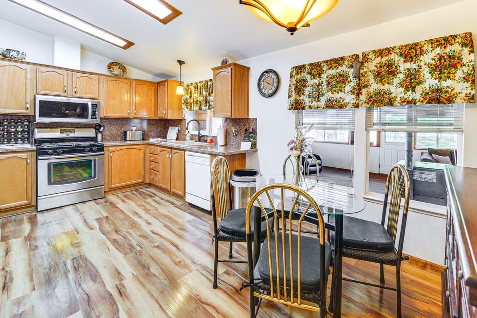 ‘Mtn Gate Guest House’ ~ 6 Mi to Shasta Lake! House in California
