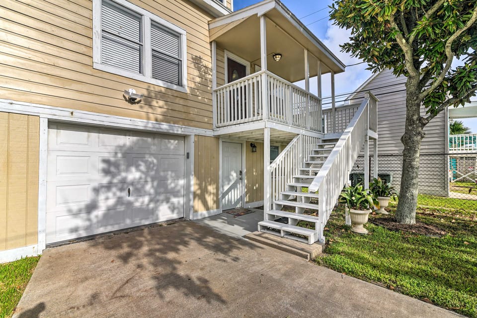 1 Mi to Seawall! Dog-Friendly Coastal Getaway House in Galveston Island