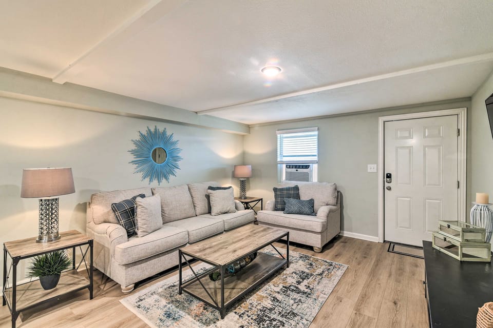 1 Mi to Seawall! Dog-Friendly Coastal Getaway House in Galveston Island