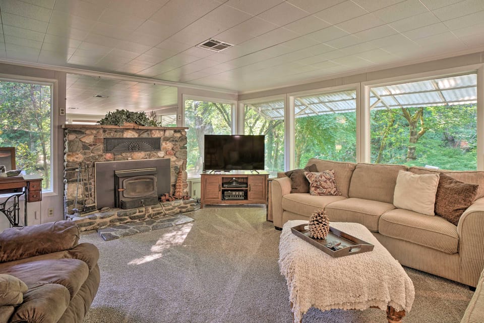 Outdoor Adventure: Tranquil Creekside Retreat House in Oregon