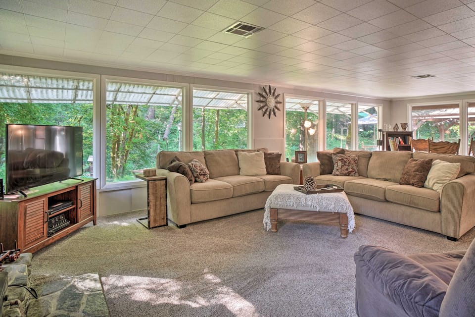 Outdoor Adventure: Tranquil Creekside Retreat House in Oregon