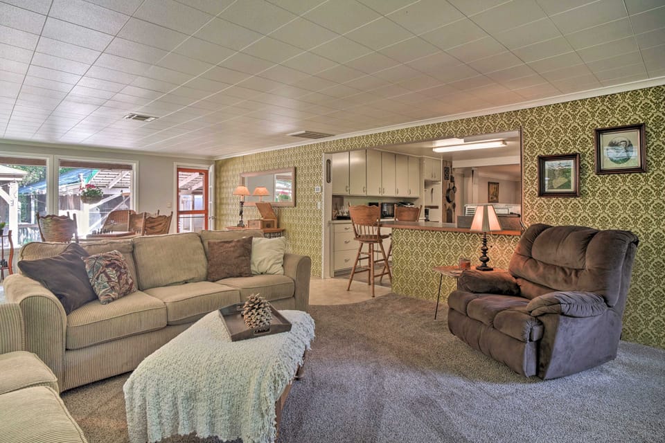 Outdoor Adventure: Tranquil Creekside Retreat House in Oregon