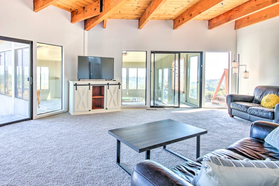 Spacious Royal Oaks Retreat w/ Deck & Views! House in Sierra Nevada