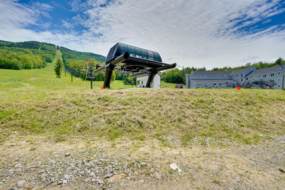Ski-In/Ski-Out Magic Mountain Condo w/ Deck! Apartment in South Londonderry