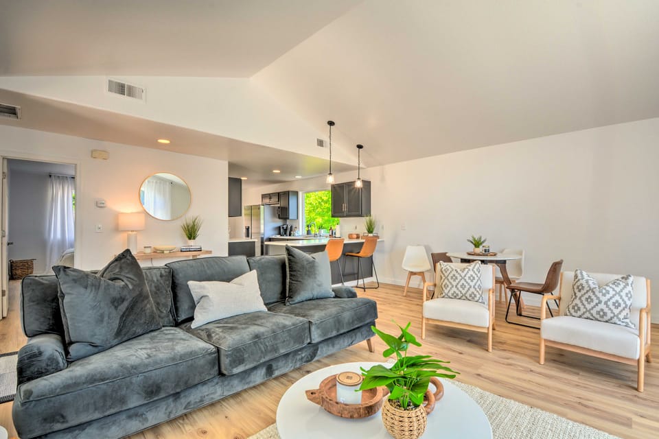 Close to Parks & Brews: Sunny Grants Pass Apt! Apartment in Grants Pass