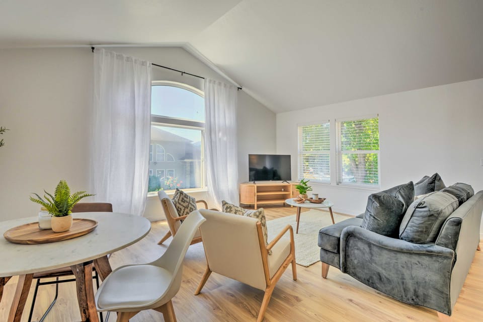 Close to Parks & Brews: Sunny Grants Pass Apt! Apartment in Grants Pass