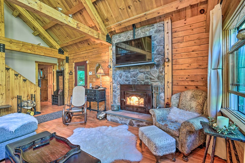 Game Room & Hot Tub: Pet-Friendly Mount Snow Gem House in Dover