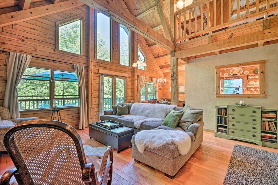 Game Room & Hot Tub: Pet-Friendly Mount Snow Gem House in Dover