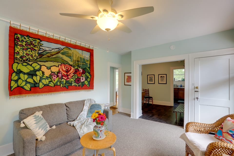 Lovely Hendersonville Retreat ~ 1 Mi to Downtown! Apartment in Hendersonville