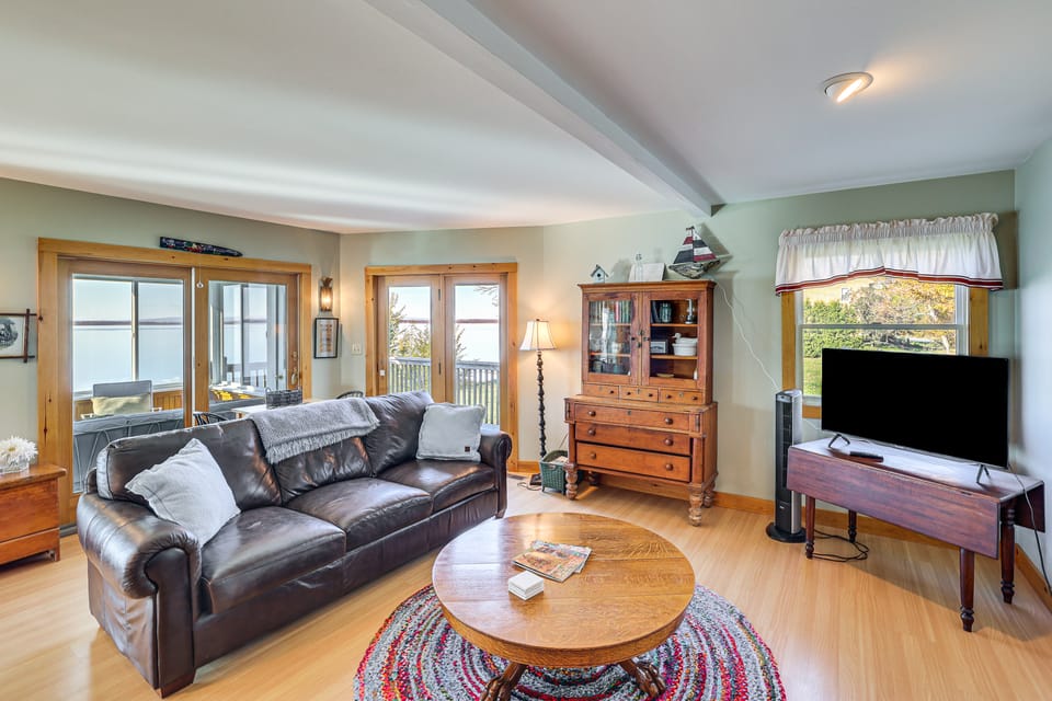 Alburgh Lake House: Private Beachfront! House in Alburg