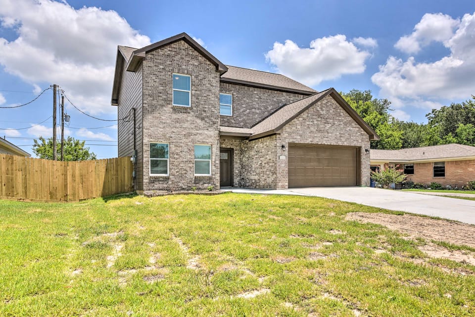 7 Mi to Gulf: Family Home w/ Yard in Texas City House in La Marque