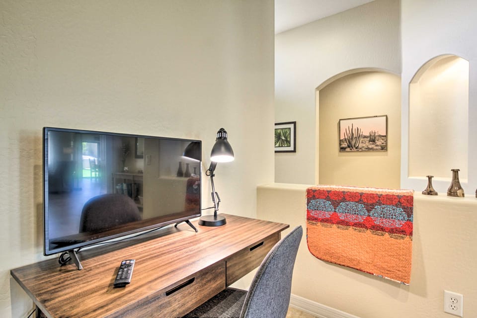 Snowbird Haven w/ Pool! 11 Mi to Dtwn Phoenix House in Laveen Village
