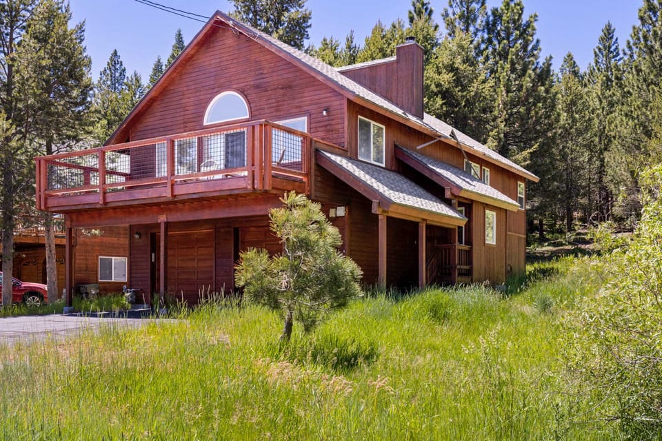 < 8 Mi to Donner Lake: Home w/ Deck + Balcony! House in Truckee