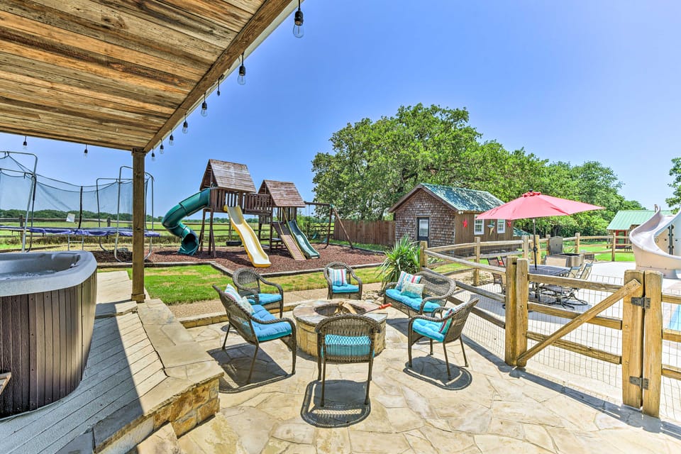 2 Home Retreat on 29 Acres: ‘Sunset Ranch’ House in Texas